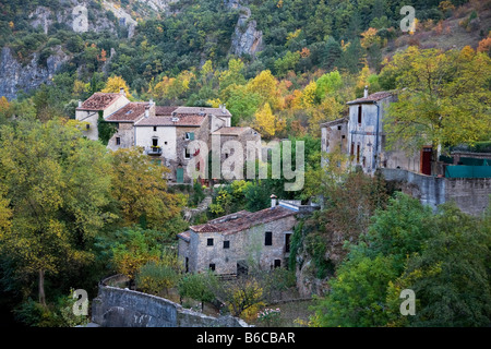 Maisons à Madieres dans les gorges de la vis, Languedoc-Roussillon, France Banque D'Images