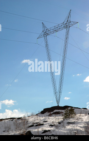 Plus de ligne de puissance importante du paysage hiver. Banque D'Images