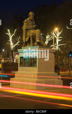 La statue de James Clerk Maxwell, à l'extrémité de George St vu la nuit Banque D'Images