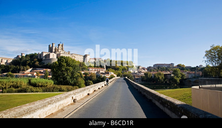 Le pont médiéval, vieux pont sur la rivière Orb menant au 14e siècle cathédrale Saint-Nazaire de style gothique, Bézier derrière, Languedoc-Roussillon, France Banque D'Images