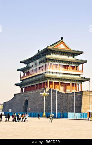 Chinois CHINE Pékin tour group guide suivant avec les tours du drapeau sur la Place Tiananmen de Qianmen Banque D'Images