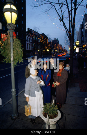 Noël à Bethlehem, Pennsylvanie. Tour guide Helga Stolz en robe de Moravie Banque D'Images