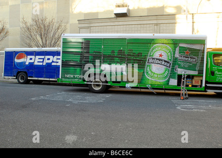 Pepsi et les camions de livraison de marque Heinken à New York, le vendredi 21 novembre 2008 Richard B Levine Banque D'Images