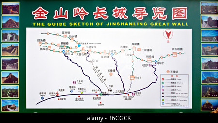 Chine JINSHANLING un panneau à l'entrée de la la Grande Muraille de Chine dans la région de Simatai avec une carte de la marche Banque D'Images