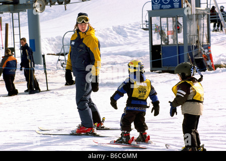 Les jeunes enfants à l'apprentissage au ski alpin de ski Whistler British Columbia Canada Banque D'Images