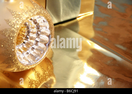 Close-up of gift box avec boule de Noël Banque D'Images