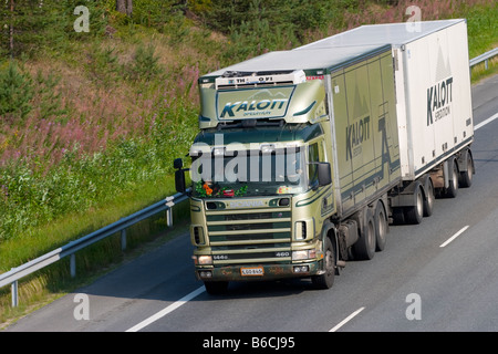 Camion sur autoroute , Finlande Banque D'Images