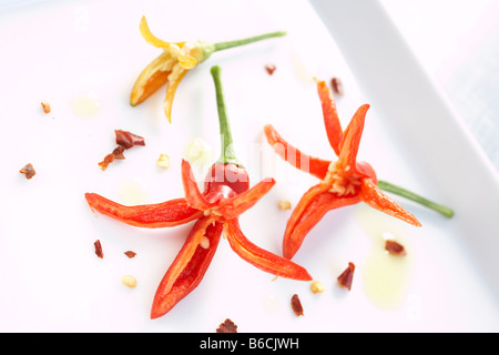 Close-up of red chili peppers on tray Banque D'Images