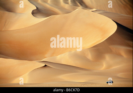 La Libye Fezzan, région près de Ghat. Akakus (Acacus) Parc National. Les dunes de sable. Voiture 4x4. Banque D'Images