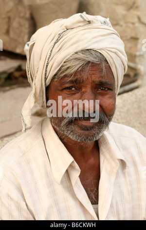 Homme qui regarde le monde passer à Varanasi, Inde Banque D'Images