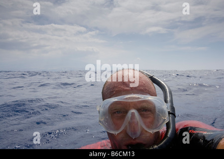 États-unis Hawaii Big Island Self Portrait du photographe Paul Souders tandis que la plongée libre dans l'Océan Pacifique Banque D'Images