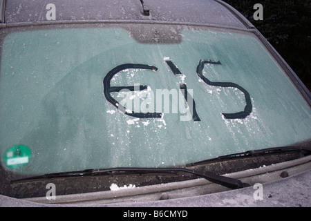 Mot allemand 'EIS' écrit sur le pare-brise gelé d'une voiture. Photo par Willy Matheisl Banque D'Images