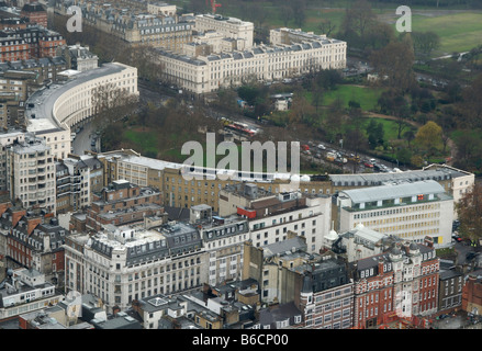 Vue aérienne du parc de bâtiments Regency Crescent (1812-22) et Park Square Gardens, donnant sur Regent's Park, Londres Banque D'Images