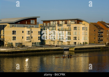 La Tamise par Riverside moderne waterfront Apartments Hampton Wick Banque D'Images