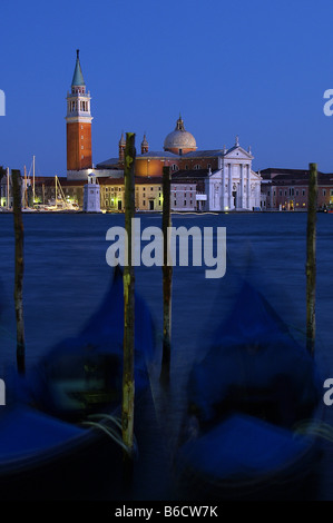 Gondoles amarré au port, San Giorgio Maggiore, à Venise, Italie Banque D'Images