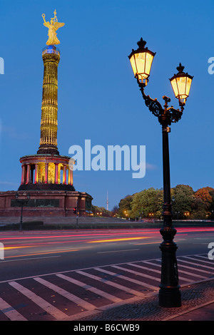 Lampadaire allumé en face de monument, colonne de la Victoire Berlin, Berlin, Allemagne Banque D'Images