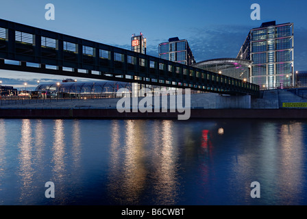 Pont sur rivière, Guestav Heinemann, pont, nouvelle gare centrale de Berlin Hauptbahnhof, Berlin, Allemagne Banque D'Images