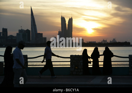 BRN, Bahreïn : skyline de Manama vu de la Corniche à la King Faisal Highway. Banque D'Images