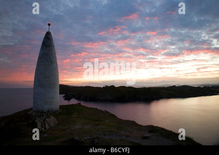 L'Irlande, Baltimore - Vue du Port de Baltimore Beacon donnant sur l'île de Sherkin avec en arrière-plan au coucher du soleil Banque D'Images