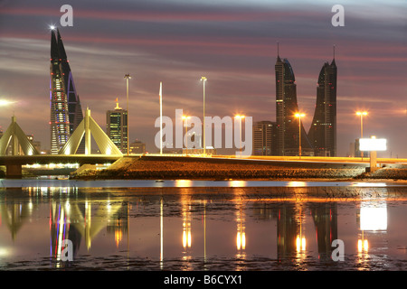 BRN, Bahreïn : skyline de Manama vu de la Conriche au King Faisal Highway. Banque D'Images