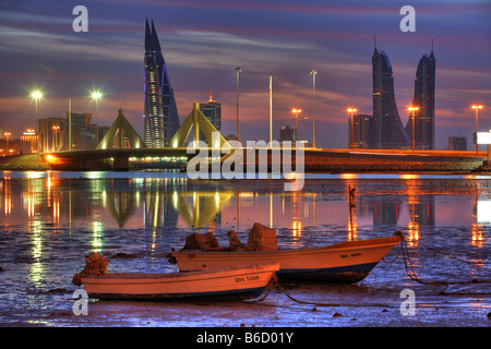 BRN, Bahreïn : skyline de Manama vu de la Conriche au King Faisal Highway. Banque D'Images