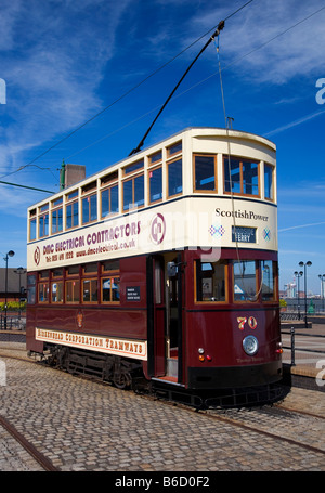 Birkenhead, Wirral, Tram à l'extérieur du Terminal de Ferry de Woodside Banque D'Images
