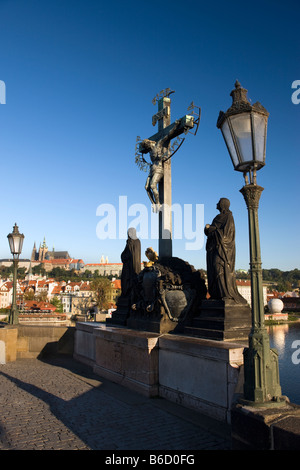 CRUCIFIXION À CALVERY STATUES LE ROI CHARLES IV BRIDGE PRAGUE RÉPUBLIQUE TCHÈQUE Banque D'Images