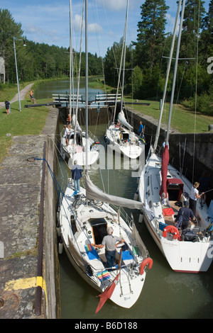 Portrait de personnes sur les voiliers en canal, Gota Canal, Suède Banque D'Images