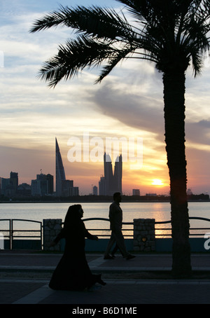 BRN, Bahreïn : skyline de Manama vu de la Corniche à la King Faisal Highway. Banque D'Images