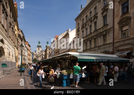 La rue Havelska SHOPPING MARCHÉ PLEIN AIR Stare Mesto Prague RÉPUBLIQUE TCHÈQUE Banque D'Images