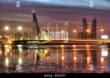 BRN, Bahreïn : skyline de Manama vu de la Conriche au King Faisal Highway. Banque D'Images