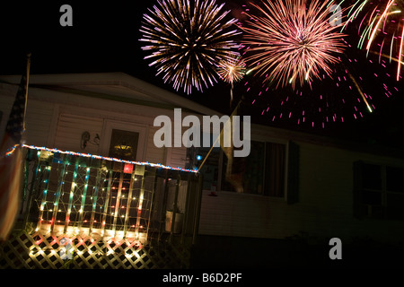 Plus d'ARTIFICE ACCUEIL REMORQUE QUATRIÈME JOUR DE L'INDÉPENDANCE JUILLET ARTIFICE FÊTE VILLAGE Corse France Banque D'Images