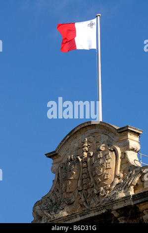 Drapeau national maltais sur l'Auberge de Castille Banque D'Images