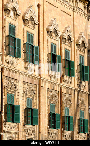 Des fenêtres à volets sur l'Auberge de Castille Banque D'Images