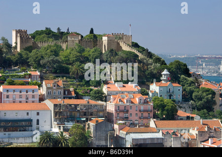 Château de Sao Jorge et maisons du quartier de Mouraria du Miradouro da Senhora da Monte, Lisbonne, Portugal Banque D'Images