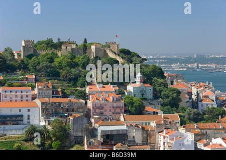 Château de Sao Jorge et maisons du quartier de Mouraria du Miradouro da Senhora da Monte, Lisbonne, Portugal Banque D'Images