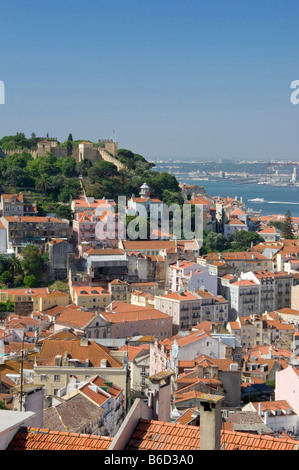 Château de Sao Jorge et maisons du quartier de Mouraria du Miradouro da Senhora da Monte, Lisbonne, Portugal Banque D'Images