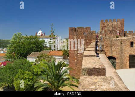 Le Portugal, l'Algarve, Silves murs du château avec un aperçu de l'église cathédrale Banque D'Images