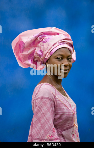 Nigeria, Lagos, la Femme à tête typique robe, tirant la tête Banque D'Images