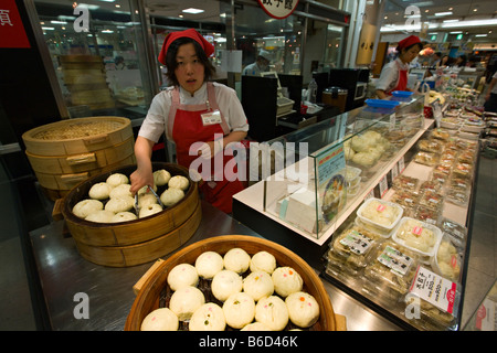 Faire de petits pains en Sapporo centre commercial, la gare JR de Sapporo, Hokkaido, Japan, Asia Banque D'Images