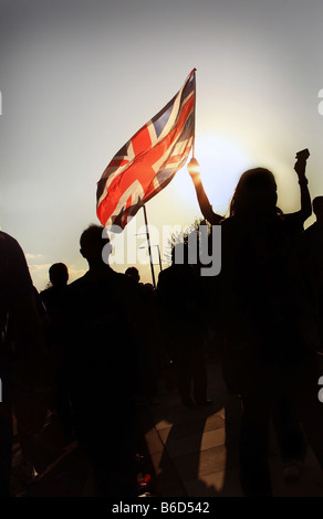 Les fans de football Glasgow Rangers arrivent à la ville de Manchester Stadium avec Union Jack flag Banque D'Images