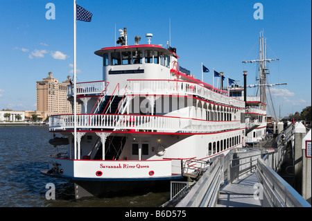 Reine de la rivière Savannah stern wheeler replica riverboat, River Street, Savannah, Georgia, USA Banque D'Images