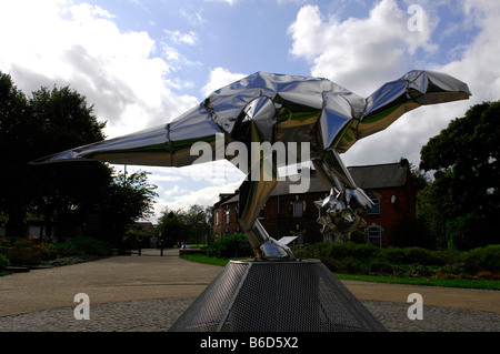 Argent brillant métallisé sculpture dinosaure Banque D'Images