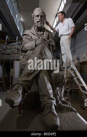 Sculpteur Alexander Stoddart travaillant sur la version d'argile de sa statue en bronze de l'expert scientifique écossais, James Clerk Maxwell. Banque D'Images