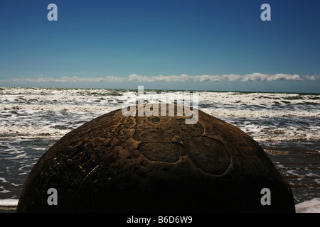 Moeraki Boulders sur Koekohe plage sur l'île du sud de l'Irlande a expliqué les légendes de rochers que l'anguille des paniers. Banque D'Images