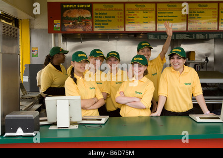 Portrait de serveurs au célèbre Nathan's hot-dog à Coney Island concession Brooklyn New York Banque D'Images