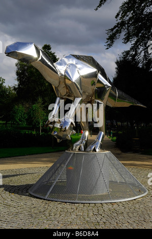 Argent brillant métallisé sculpture dinosaure Banque D'Images