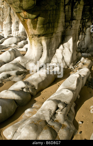 Falaise calcaire inhabituel formations à Pendine Sands Carmarthenshire Wales Banque D'Images