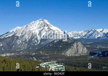 Vues de Banff et de la vallée de la Bow entourées par les montagnes Rocheuses depuis le sommet du mont Sulphur, parc national Banff, Banff Alberta Canada Banque D'Images