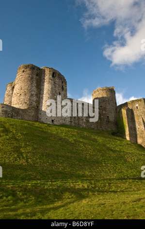 Château de Kidwelly dans Carmarthenshire Pays de Galles depuis le fleuve Gwendraeth Banque D'Images